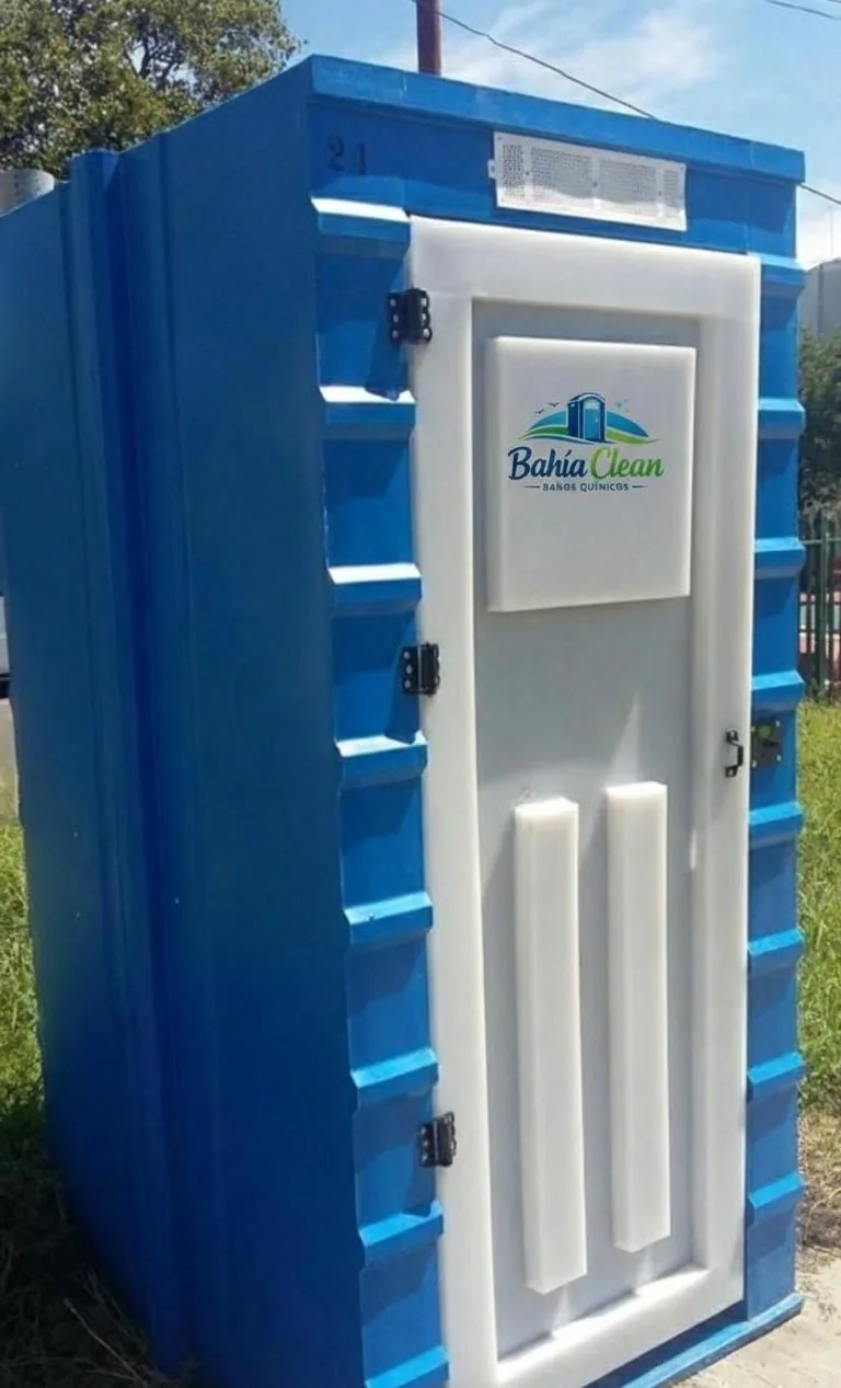 Baño químico azul y blanco de BahíaClean